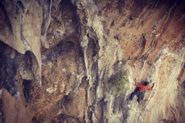 Arywista Człowieka Alpinista Wspina Się Skaliste Ściany Człowiek Sprawia Ruch — Zdjęcie stockowe