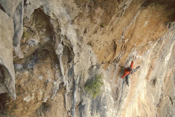 Bergsteiger Kletterer Klettert Einer Felswand Mann Macht Einen Schweren Schritt — Stockfoto