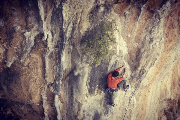 Man Rock Climber Rock Climber Climbs Rocky Wall Man Makes — Stock Photo, Image