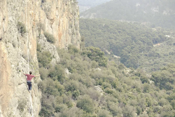 Destacador Una Cuerda Highline Sobre Fondo Montañas Deporte Extremo Naturaleza — Foto de Stock