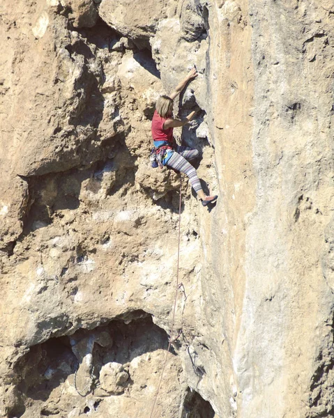 Νεαρή Γυναίκα Ροκ Ορειβάτης Για Ένα Πρόσωπο Απότομων Βράχων — Φωτογραφία Αρχείου