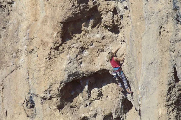 Joven Escaladora Rocas Acantilado — Foto de Stock