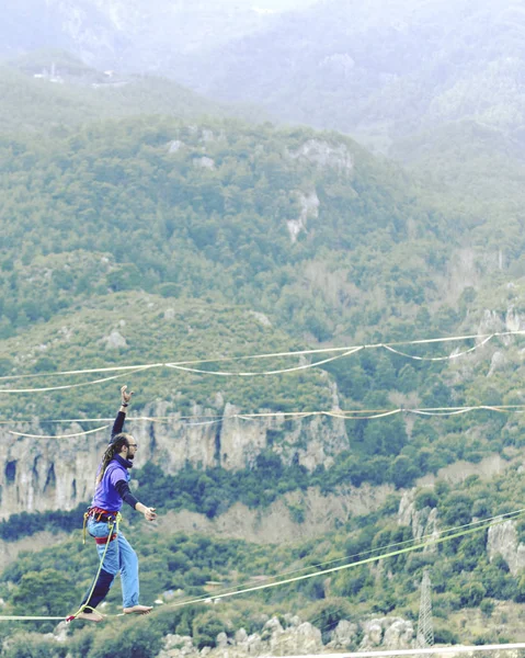Destacador Una Cuerda Highline Sobre Fondo Montañas Deporte Extremo Naturaleza —  Fotos de Stock