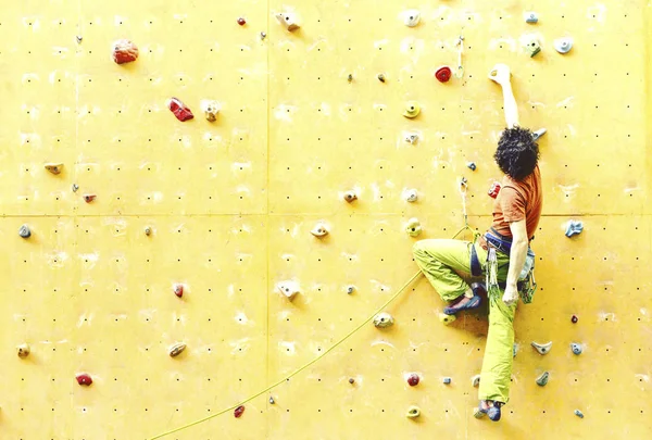 屋内クライミング センターで男のボルダリング 登山家の室内クライミングジムでロック クライミングの練習 — ストック写真