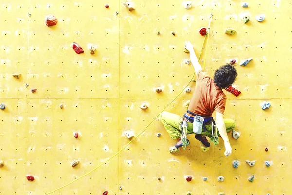 屋内クライミング センターで男のボルダリング 登山家の室内クライミングジムでロック クライミングの練習 — ストック写真