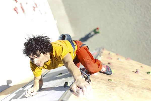 Homem Pedalar Num Centro Escalada Interior Alpinista Praticando Escalada Ginásio — Fotografia de Stock