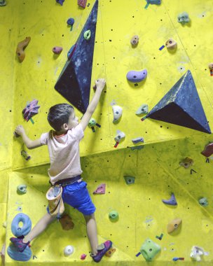 Ücretsiz dağcı çocuk genç çocuk içinde jimnastik salonu, yapay kayalar üzerinde pratik bouldering