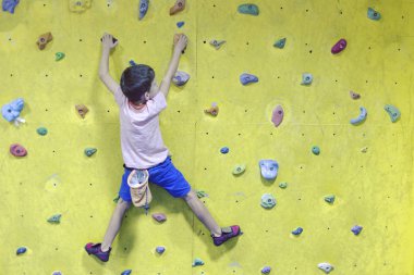 Ücretsiz dağcı çocuk genç çocuk içinde jimnastik salonu, yapay kayalar üzerinde pratik bouldering