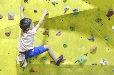 Ücretsiz dağcı çocuk genç çocuk içinde jimnastik salonu, yapay kayalar üzerinde pratik bouldering