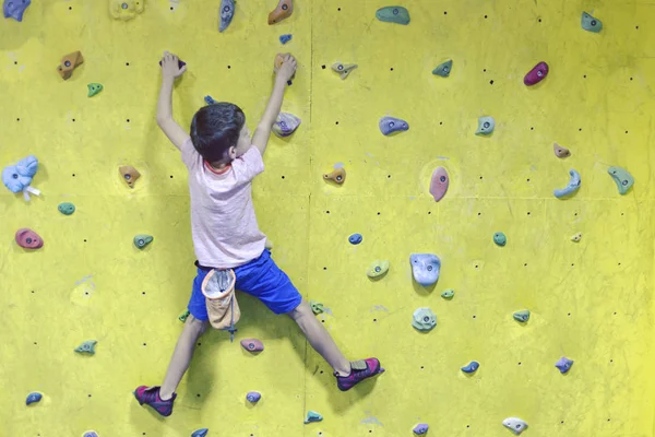 Бесплатный Альпинист Ребенок Практикующий Искусственных Камнях Тренажерном Зале Боулдеринг — стоковое фото