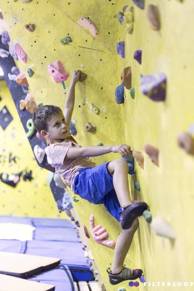 Niño Escalador Libre Niño Practicando Rocas Artificiales Gimnasio Bouldering — Foto de Stock