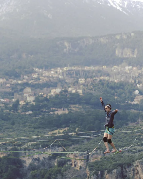 Destacador Una Cuerda Highline Sobre Fondo Montañas Deporte Extremo Naturaleza — Foto de Stock