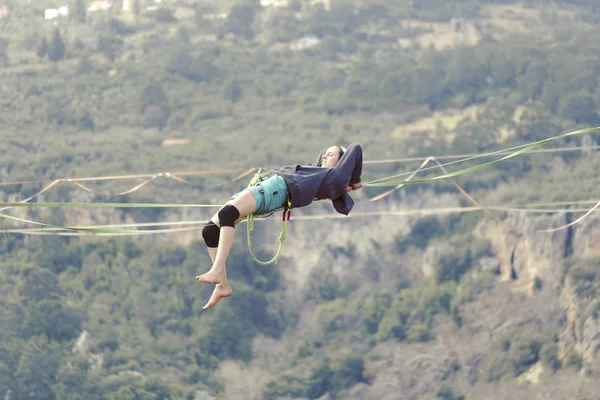 Destacador Una Cuerda Highline Sobre Fondo Montañas Deporte Extremo Naturaleza — Foto de Stock