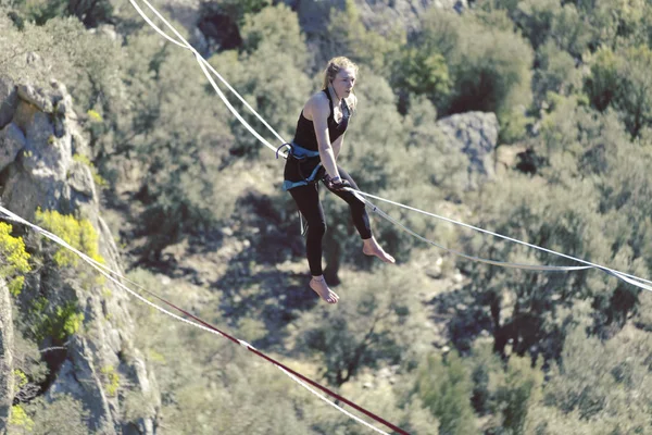 Destacador Una Cuerda Highline Sobre Fondo Montañas Deporte Extremo Naturaleza — Foto de Stock