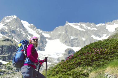 Kanada dağlarda trekking. Zam Kuzey Amerika'da popüler eğlence etkinliğidir.