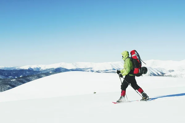 Winterwandelen Bergen Met Een Rugzak Sneeuwschoenen — Stockfoto