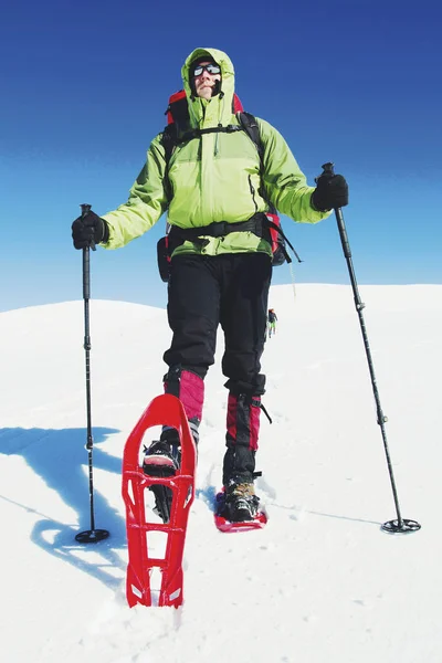 Senderismo Invierno Las Montañas Con Una Mochila Raquetas Nieve —  Fotos de Stock