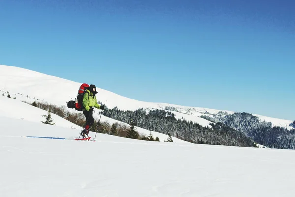 Senderismo Invierno Las Montañas Con Una Mochila Raquetas Nieve —  Fotos de Stock