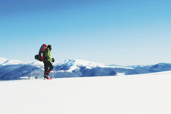 Caminhadas Inverno Nas Montanhas Com Uma Mochila Sapatos Neve — Fotografia de Stock