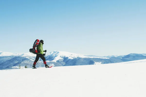 Winterwandelen Bergen Met Een Rugzak Sneeuwschoenen — Stockfoto