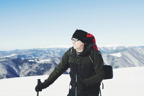 Bir Sırt Çantası Içinde Kar Ayakkabıları Ile Dağlarda Hiking Kış — Stok fotoğraf