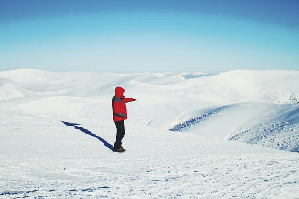 Caminhadas Inverno Nas Montanhas Com Uma Mochila Sapatos Neve — Fotografia de Stock