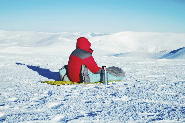 Caminhadas Inverno Nas Montanhas Com Uma Mochila Sapatos Neve — Fotografia de Stock