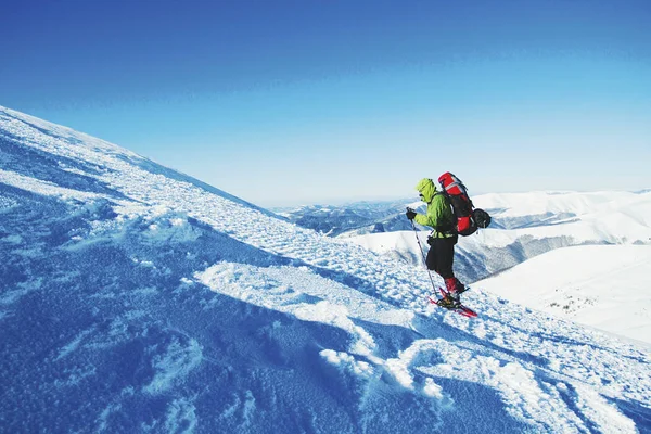 Senderismo Invierno Las Montañas Con Una Mochila Raquetas Nieve —  Fotos de Stock