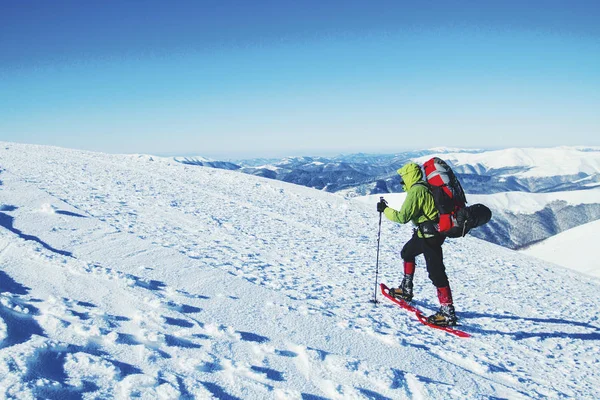 Χειμερινές Πεζοπορίες Στα Βουνά Ένα Σακίδιο Χιονοπέδιλα — Φωτογραφία Αρχείου