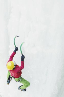 Buz donmuş bir şelale üzerinde tırmanma.