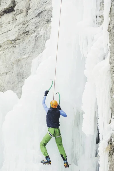 アイス クライミングの凍った滝に — ストック写真