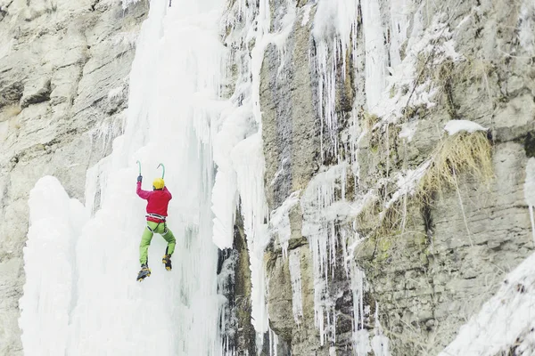 Arrampicata Una Cascata Ghiacciata — Foto Stock