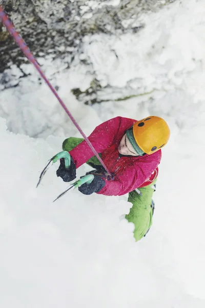 Arrampicata Una Cascata Ghiacciata — Foto Stock