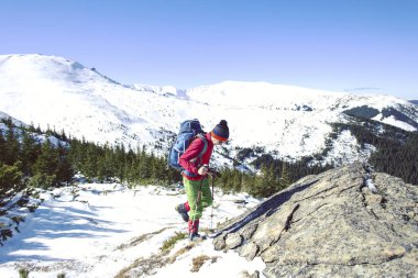 Kış kar ayakkabıları ile dağlarda hiking.