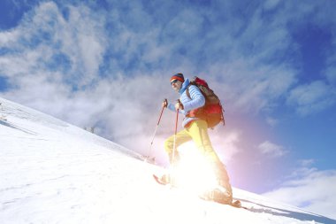 Kış kar ayakkabıları ile dağlarda hiking.