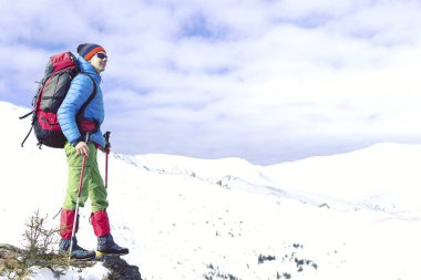 Kış kar ayakkabıları ile dağlarda hiking.