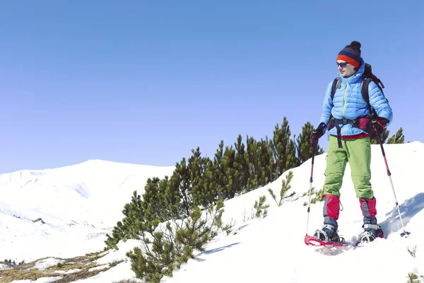 Senderismo Invierno Las Montañas Con Raquetas Nieve — Foto de Stock