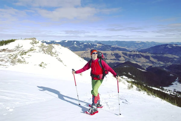 Winterwandelen Bergen Met Sneeuwschoenen — Stockfoto