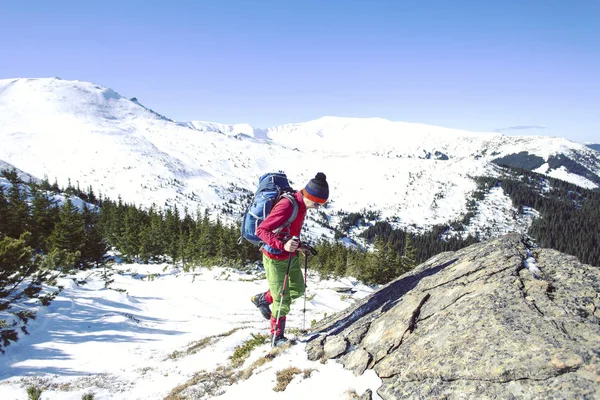 Kış Kar Ayakkabıları Ile Dağlarda Hiking — Stok fotoğraf