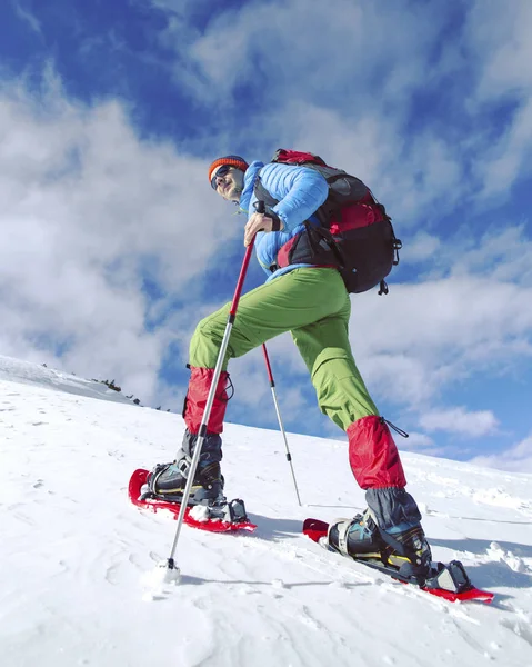 Kış kar ayakkabıları ile dağlarda hiking.