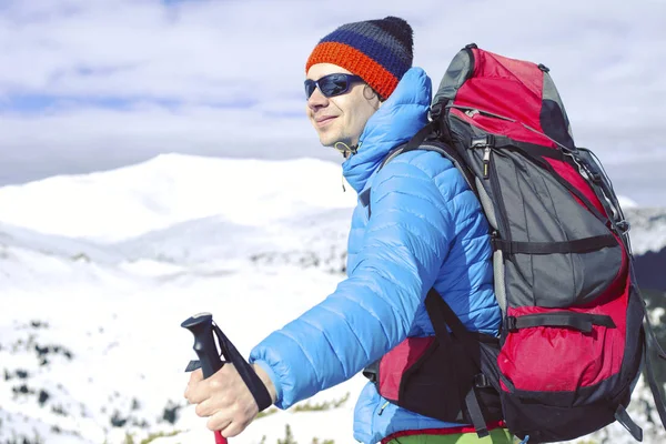 Winterwandelen Bergen Met Sneeuwschoenen — Stockfoto