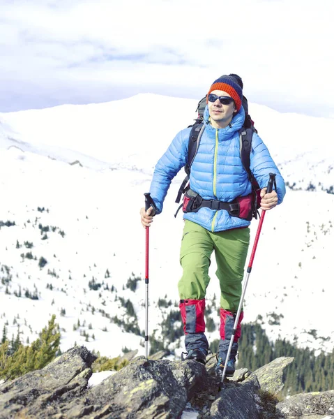 Winterwandern Den Bergen Mit Schneeschuhen — Stockfoto