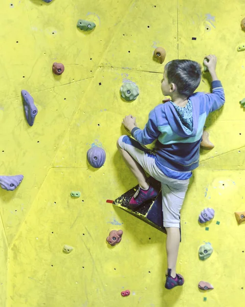 Pequeño Niño Escalando Una Pared Roca Interior Concepto Vida Deportiva — Foto de Stock