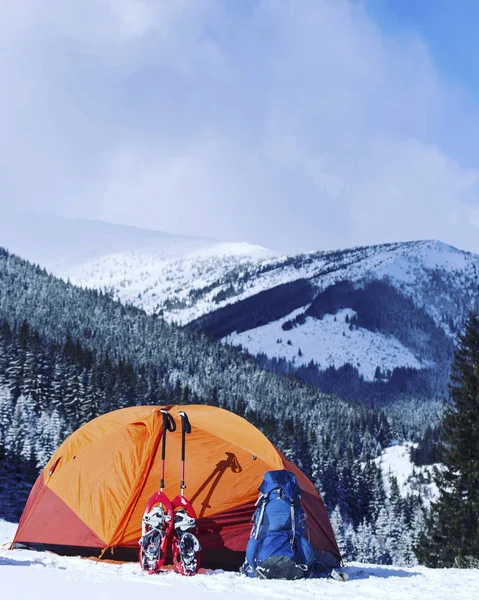 Winter Wandeling Bergen Sneeuwschoenen Zijn Sneeuw Buurt Van Tent — Stockfoto