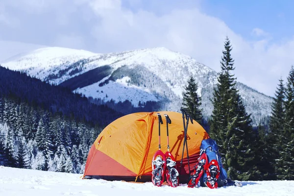 Caminhada Inverno Nas Montanhas Sapatilhas Neve Estão Neve Perto Tenda — Fotografia de Stock