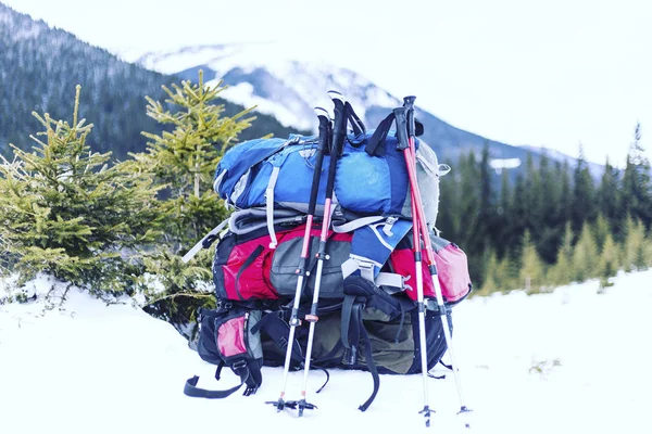 Winterwandelen Bergen Met Een Tent Sneeuwschoenen — Stockfoto