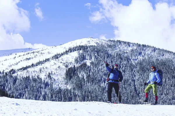 Winter Wandelen Bergen Sneeuwschoenen Met Een Rugzak Tent — Stockfoto