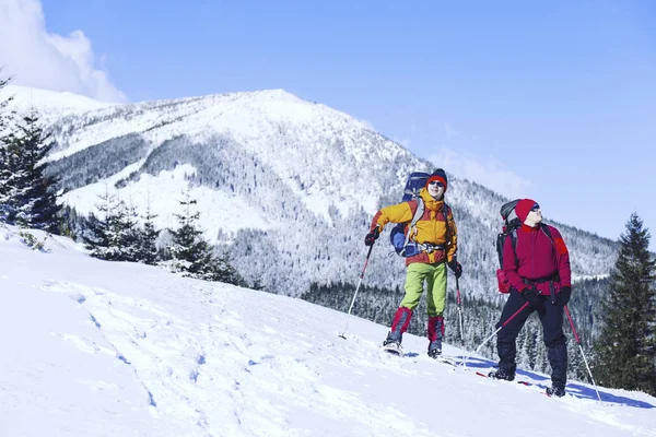 Caminhadas Inverno Nas Montanhas Sapatos Neve Com Uma Mochila Tenda — Fotografia de Stock