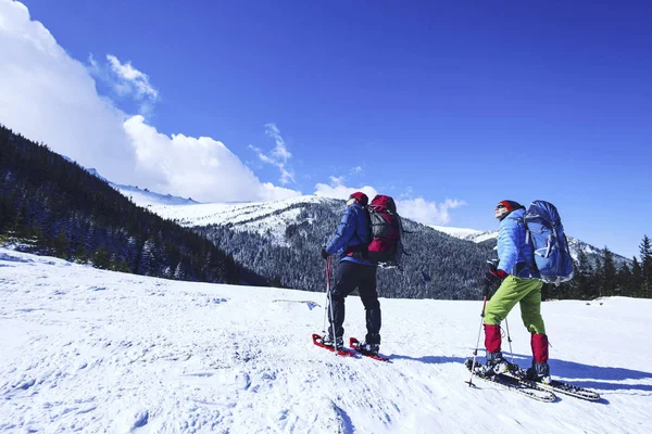 Winterwandern Den Bergen Auf Schneeschuhen Mit Rucksack Und Zelt — Stockfoto