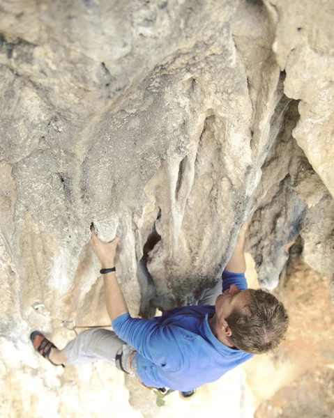 Rock Climber Söker Anslutande Plats — Stockfoto